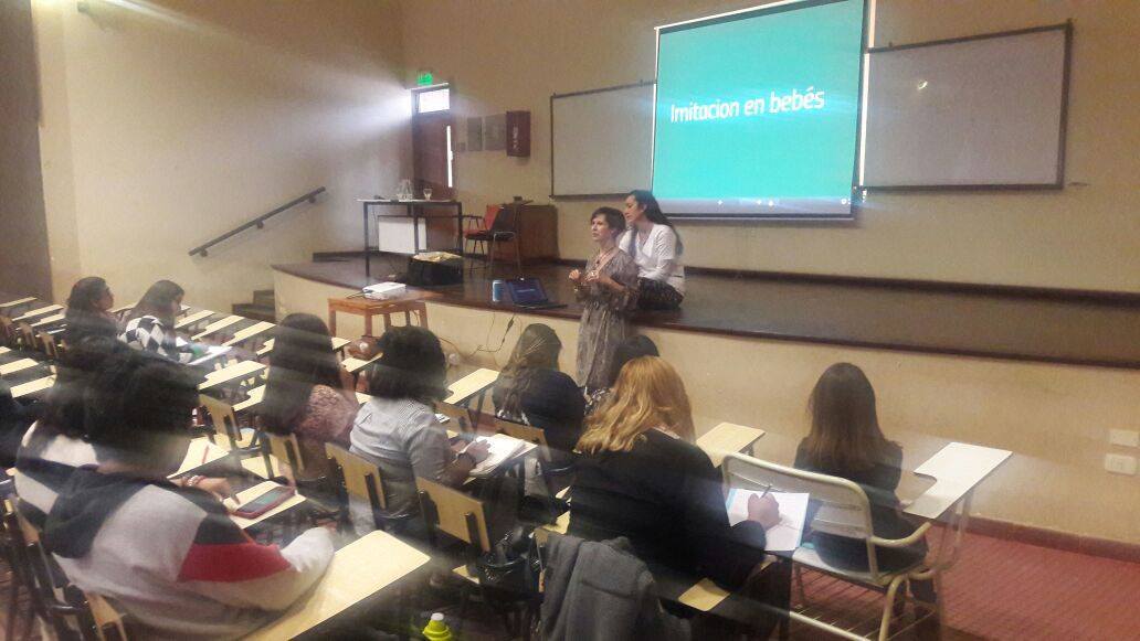 Clase universitaria sobre imitación en bebés